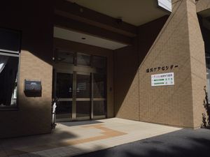 広めの建物エントランス  