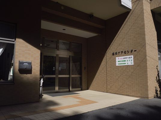 広めの建物エントランス  