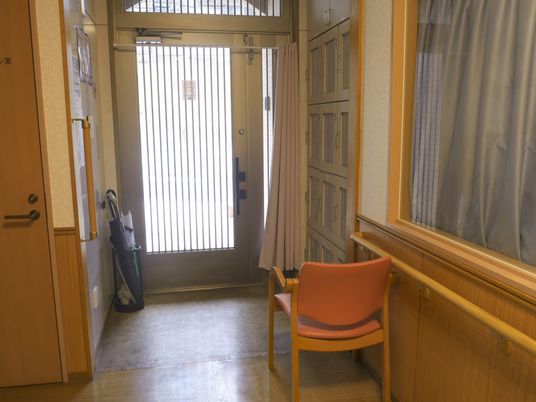 陽光差し込む廊下