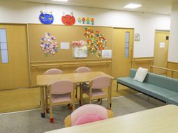 飾りが際立つ壁の部屋