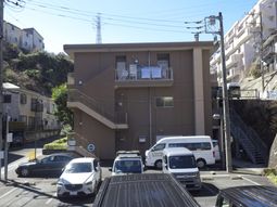 複数台駐車中の建物外観