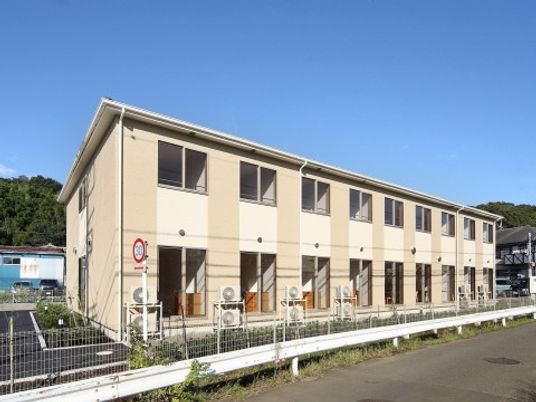 明るい外観の建物
