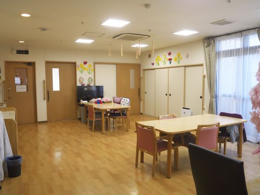 椅子とテーブルがある部屋