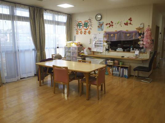 自然光が入る部屋内観