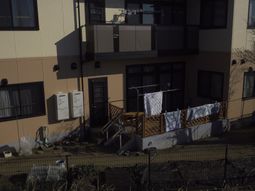 明るい庭付きベランダ
