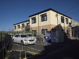 駐車場のある外観