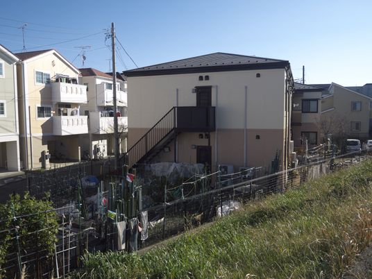 広い庭が見える外観