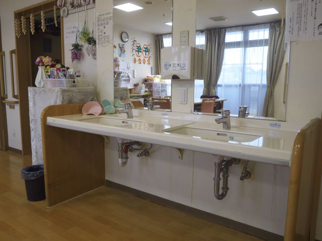 広々とした洗面台 洗面台 広々とした洗面台では、どなたでも安心してご利用いただけます。自然光が入る明るい空間です。
