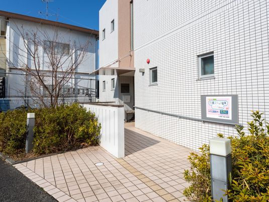 白いタイルの建物外観
