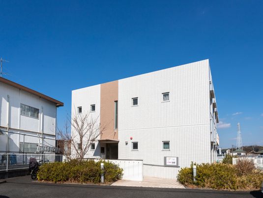 白と茶の建物外観