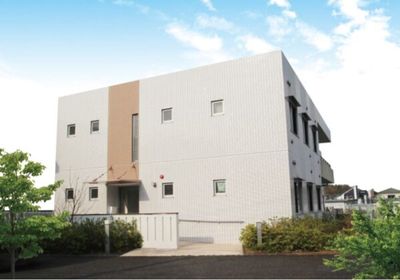 白い建物の外観