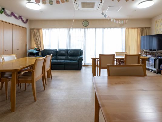 明るい部屋のダイニングルーム