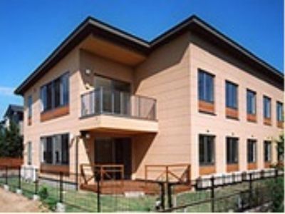 暖色調の明るい外観