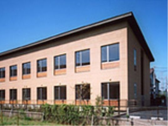 明るい日差しの施設外観