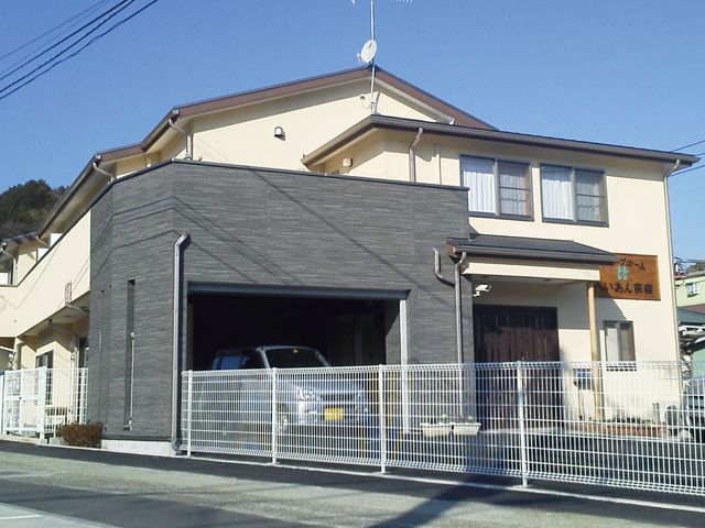 笑顔あふれる職場 多目的室 和やかな雰囲気の中で、ご入居者様とのコミュニケーションを大切にするスタッフの姿が見て取れます。