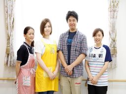 笑顔のスタッフ集合