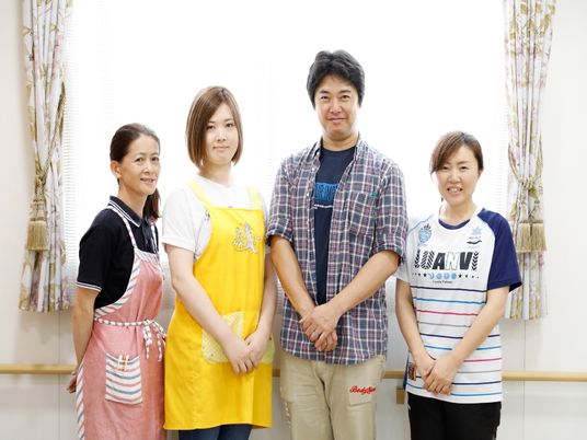 スタッフ4名の集合写真