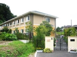 緑に囲まれた明るい外観