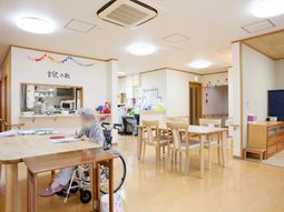 明るい食堂の様子