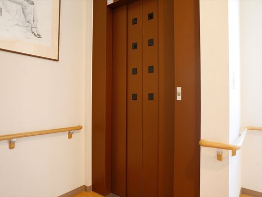 廊下の手すりと扉