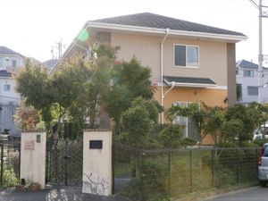 暖かみのある外観の建物
