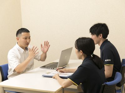 スタッフが話し合っている様子