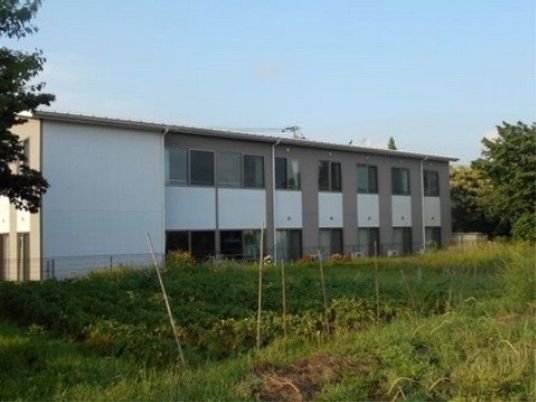 広々とした外観の建物
