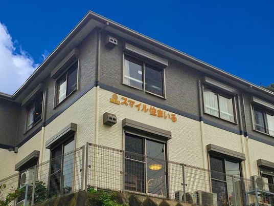 明るい建物の外観