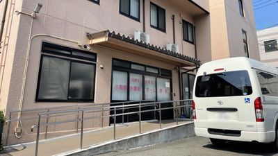 スロープ付き施設外観
