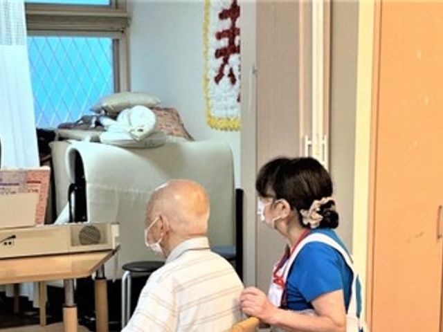 楽しげな集まりの部屋 多目的室 明るい雰囲気の中で、スタッフによる音楽活動が行われています。笑顔あふれる和やかな時間を過ごせます。
