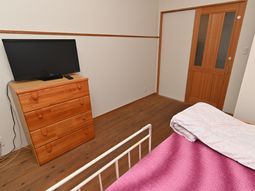 居室内のベッドとテレビ