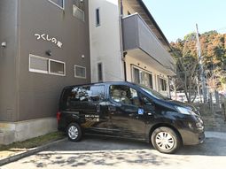 施設と車の外観