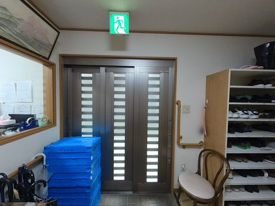 玄関と手すりのある廊下