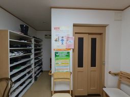 玄関と手すりのある廊下