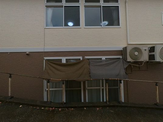 施設の外観と窓