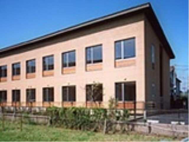 広々とした明るい外観 外観 落ち着いた色合いの建物は、明るく開放感のある環境を提供しています。窓が多く自然光を取り入れた設計となっております。