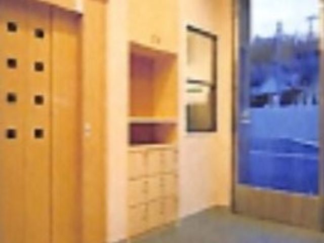 入口付近のロビー風景 エントランス 快適な環境づくりを心がけられたエントランスです。明るくて清潔感のある空間が迎えてくれます。