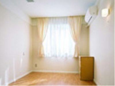 明るい個室の居室