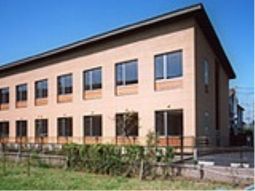 明るい建物の外観