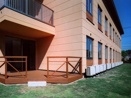 建物外観とウッドデッキ  