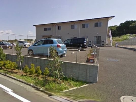 広々とした駐車場の外観