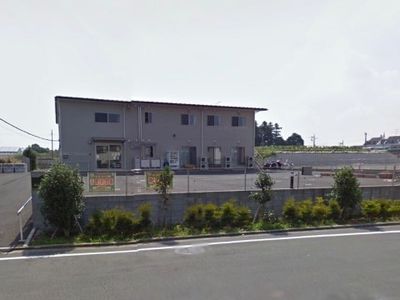 明るい外観の建物