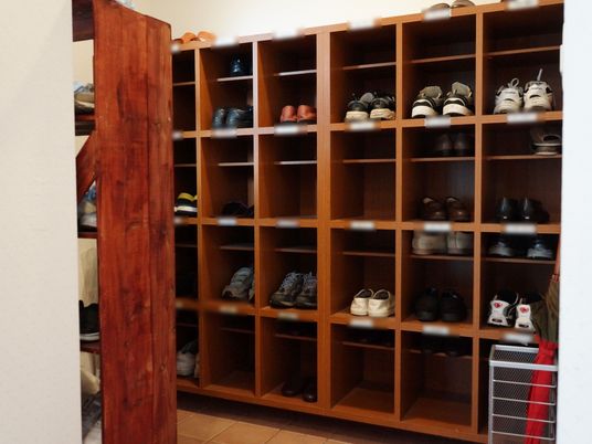 整然と並んだ靴棚の風景