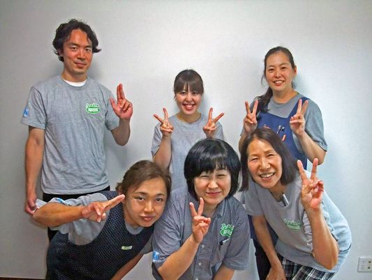 笑顔のスタッフが並ぶスタッフイメージ  