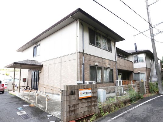 施設の外観と看板