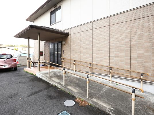玄関アプローチとスロープ