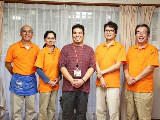スタッフの集合写真