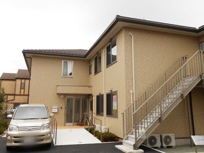 ベージュの建物外観