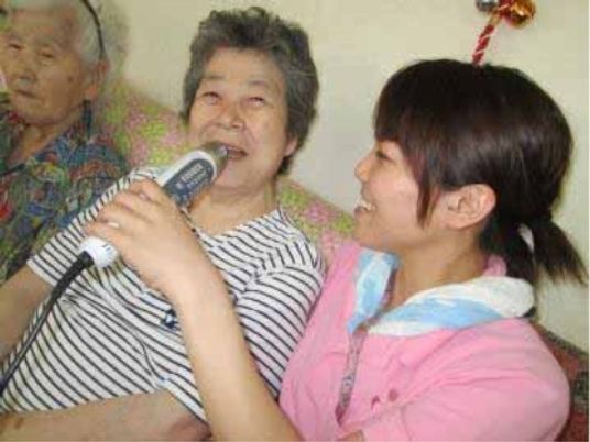 笑顔の婦人と介助者