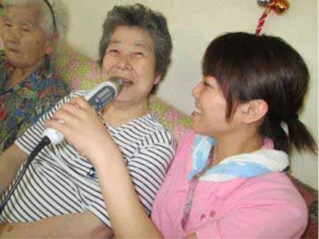 笑顔の婦人と介助者